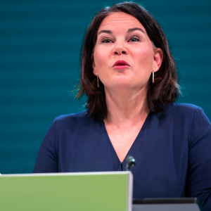 Бербок: процедура получения виз для квалифицированных специалистов сильно ускорена