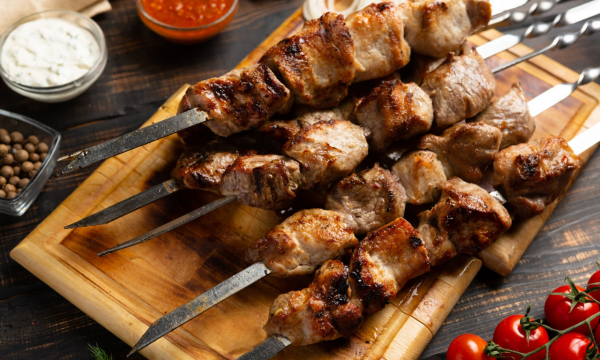 Топ-3 маринада для идеального шашлыка: сок будет капать с мяса